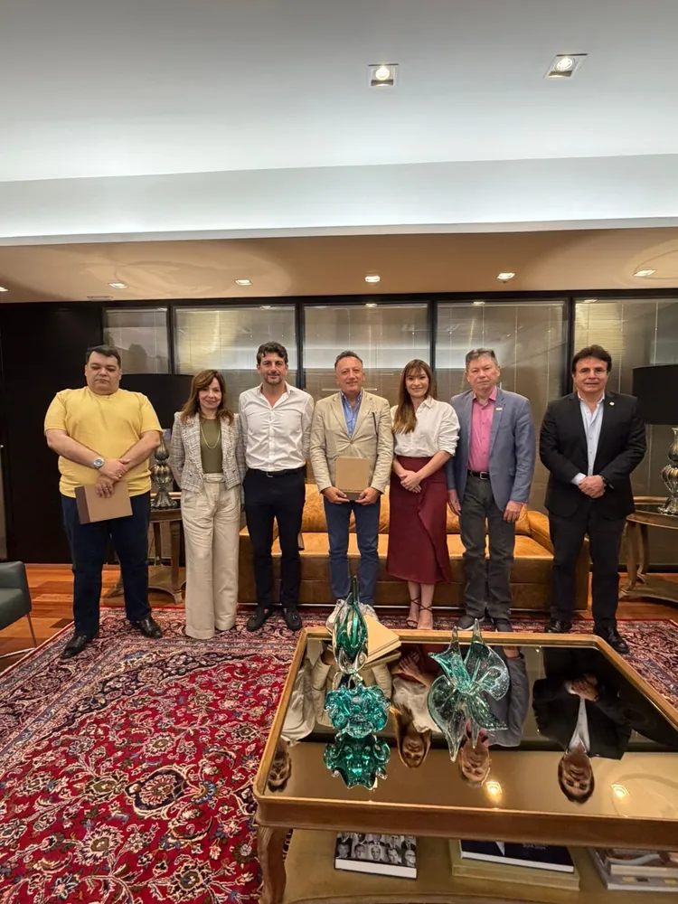 Mission delegation during an institutional meeting